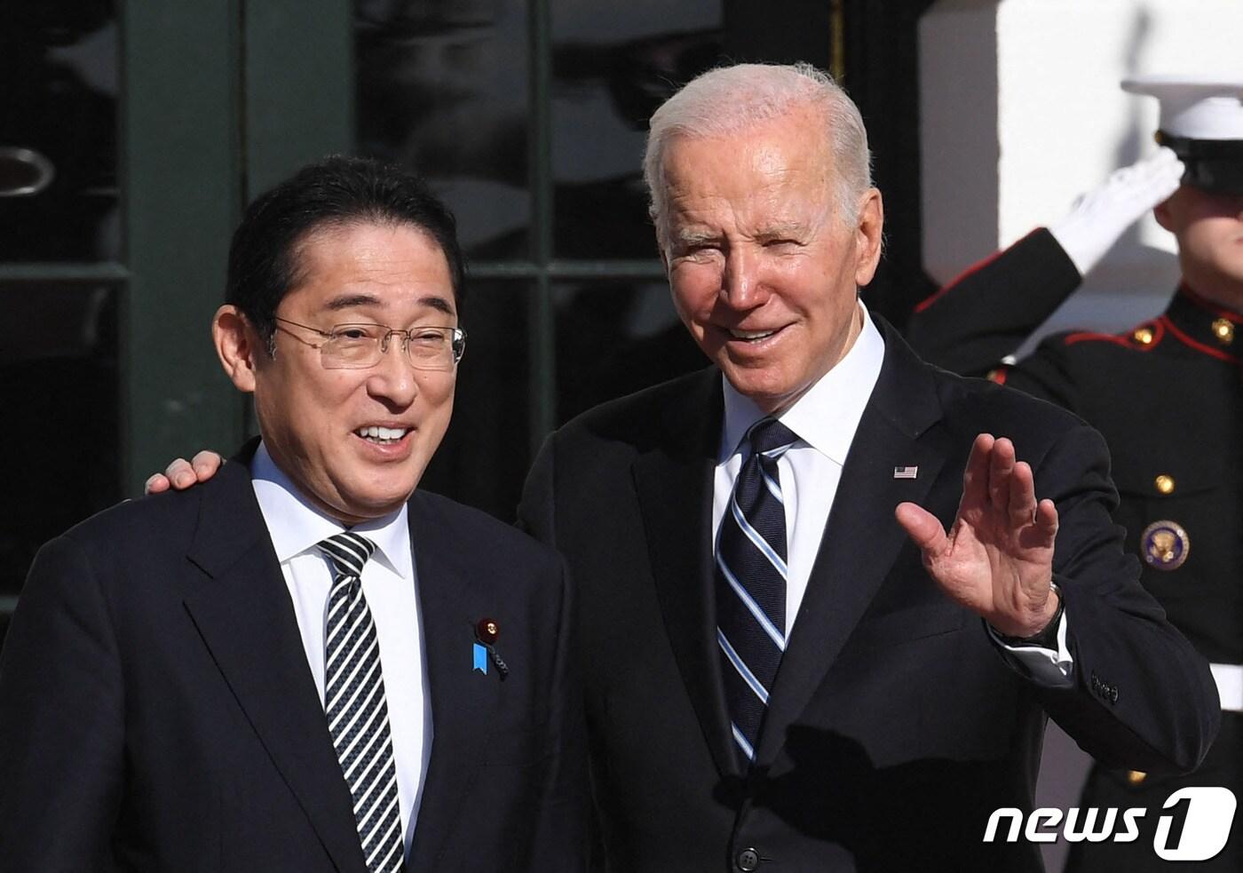 본문 이미지 - 조 바이든 미국 대통령이 지난 1월13일(현지시간) 취임 후 처음으로 워싱턴을 방문한 기시다 후미오 일본 총리와 백악관 앞에서 환영을 하고 있다. ⓒ AFP=뉴스1 ⓒ News1 우동명 기자