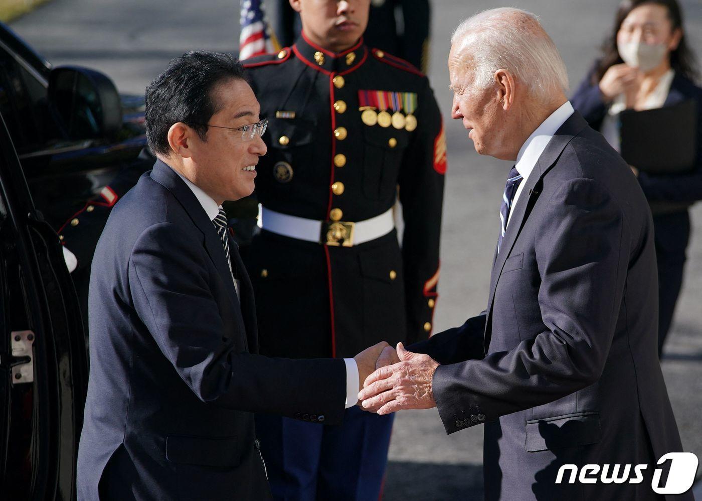 본문 이미지 - 조 바이든 미국 대통령이 13일(현지시간) 취임 후 처음으로 워싱턴을 방문한 기시다 후미오 일본 총리와 백악관 앞에서 환영을 하고 있다. ⓒ AFP=뉴스1 ⓒ News1 우동명 기자