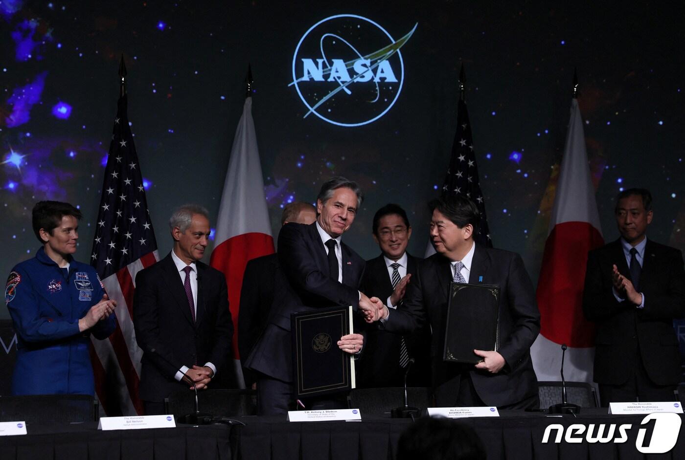 토니 블링컨 미국 국무장관과 하야시 요시마사 일본 외무상이 2023년 1월13일(현지시간) 미국 워싱턴 NASA 본부에서 기시다 후미오 일본 총리 등이 참여한 가운데, 양국 간 우주 협력 협약에 서명한 뒤 악수를 나누고 있다. ⓒ 로이터=뉴스1 ⓒ News1 김현 특파원