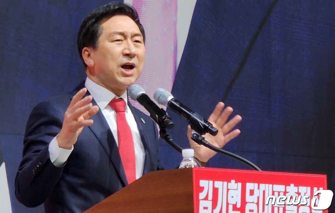 본문 이미지 - 국민의힘 당권주자 김기현 의원이 14일 경북 구미시 복합스포츠센터에서 열린 경북출정식에서 인사말을 하고 있다. 김 의원은 "윤석열 대통령을 박정희 대통령에 이어 두고 두고 존경받는 보수당의 성공한 대통령으로 남을 수 있도록 만들겠다＂고 말했다.2023.1.14/뉴스1 ⓒ News1 정우용 기자