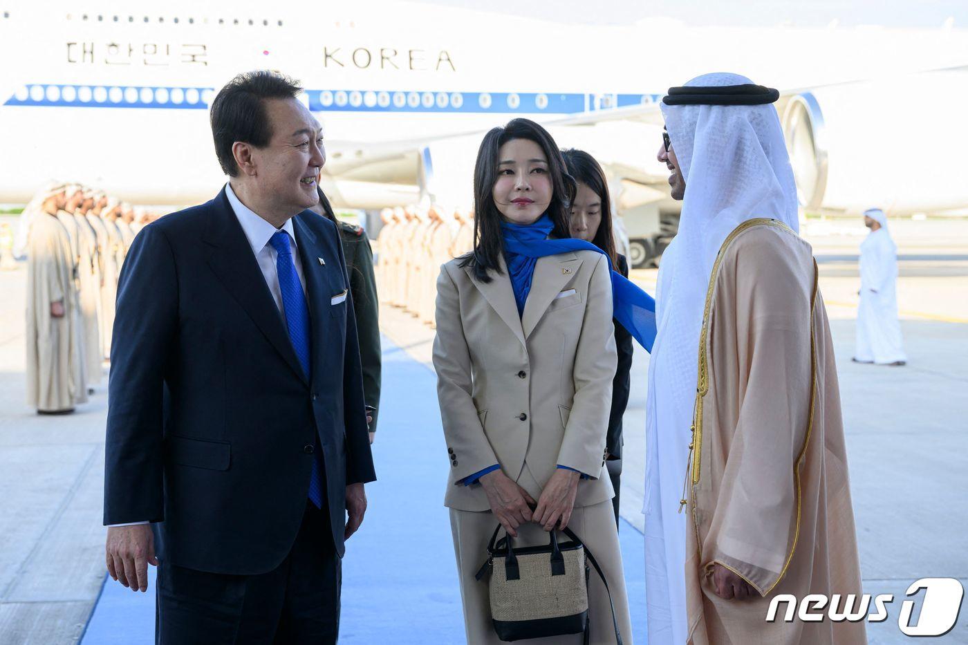본문 이미지 - 윤석열 대통령과 김건희 여사가 지난 14일 오후(현지시간) 아랍에미리트(UAE) 아부다비 왕실공항에 도착해 압둘라 알 나흐얀 외교장관의 환영을 받고 있다. ⓒ AFP=뉴스1