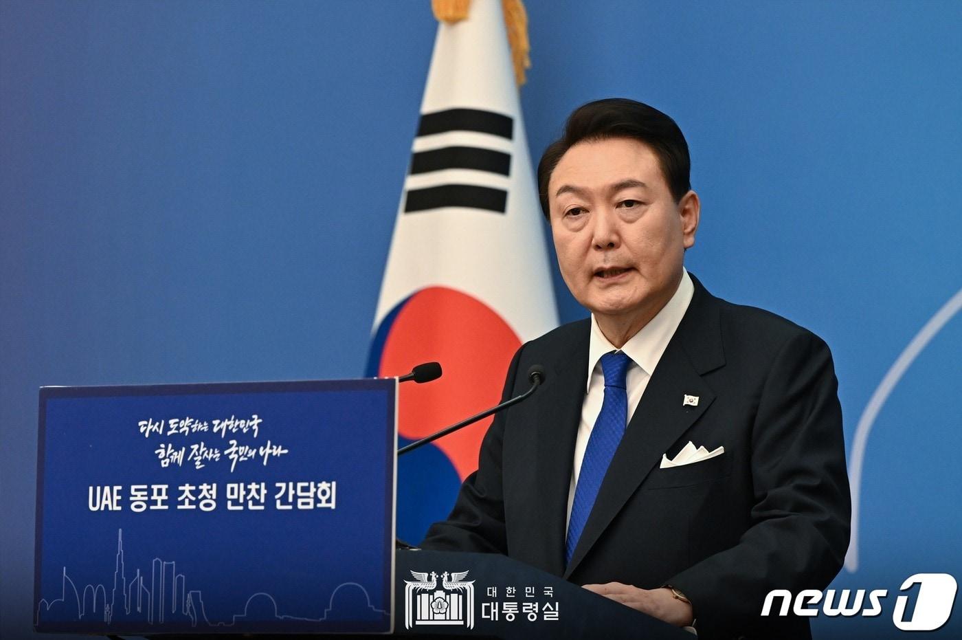 본문 이미지 - 아랍에미리트(UAE)를 국빈방문한 윤석열 대통령이 14일 오후(현지시간) 그랜드 하얏트 아부다비에서 열린 UAE 동포간담회에서 격려사를 하고 있다. (대통령실 페이스북) 2023.1.15/뉴스1 ⓒ News1 안은나 기자