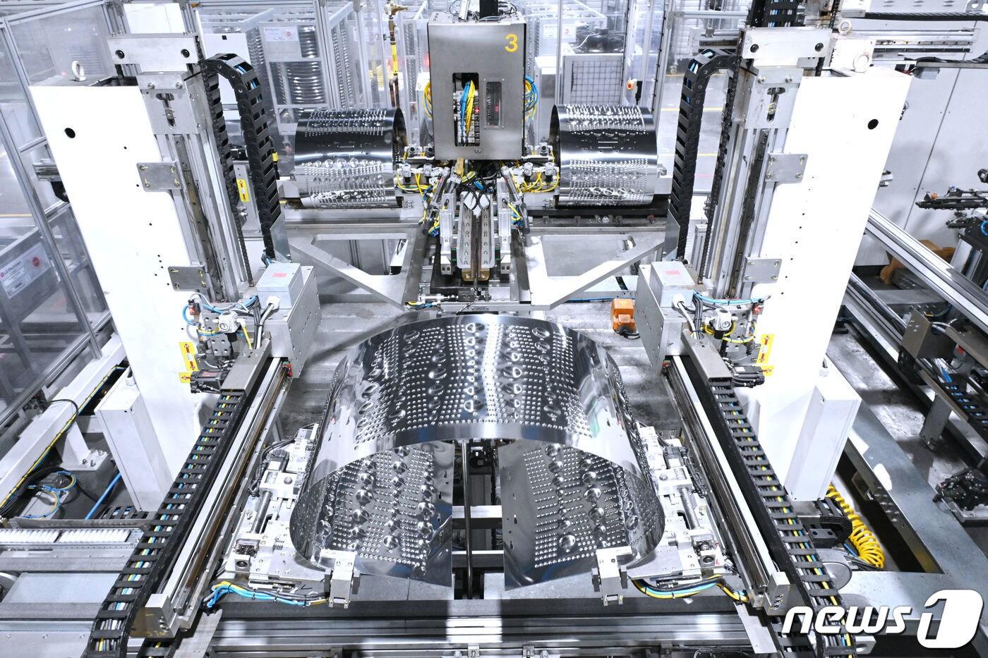 LG전자 미국 테네시 공장에서 로봇이 세탁기의 주요 부품인 세탁통을 만들고 있는 모습.(LG전자 제공) 2023.1.15/뉴스1