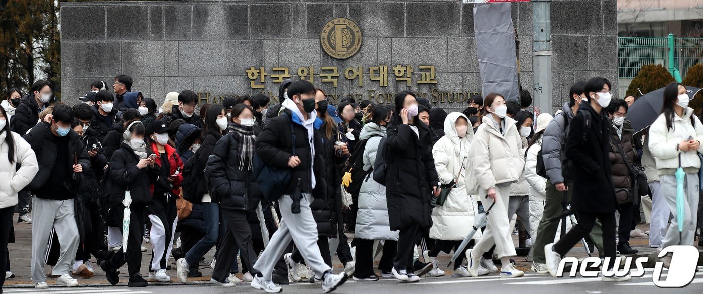 서울 동대문구 한국외국어대학교에서 2023학년도 편입학 필기고사를 치른 수험생들이 캠퍼스를 나서고 있다. /뉴스1 ⓒ News1 박지혜 기자