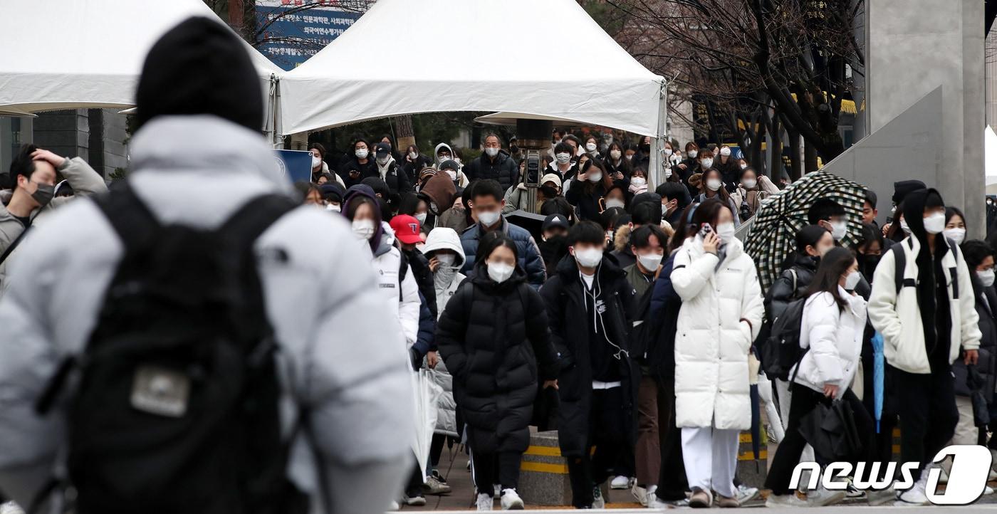 본문 이미지 - 2023학년도 편입학 필기고사를 치른 수험생들이 캠퍼스를 나서고 있다. 2023.1.15/뉴스1 ⓒ News1 박지혜 기자