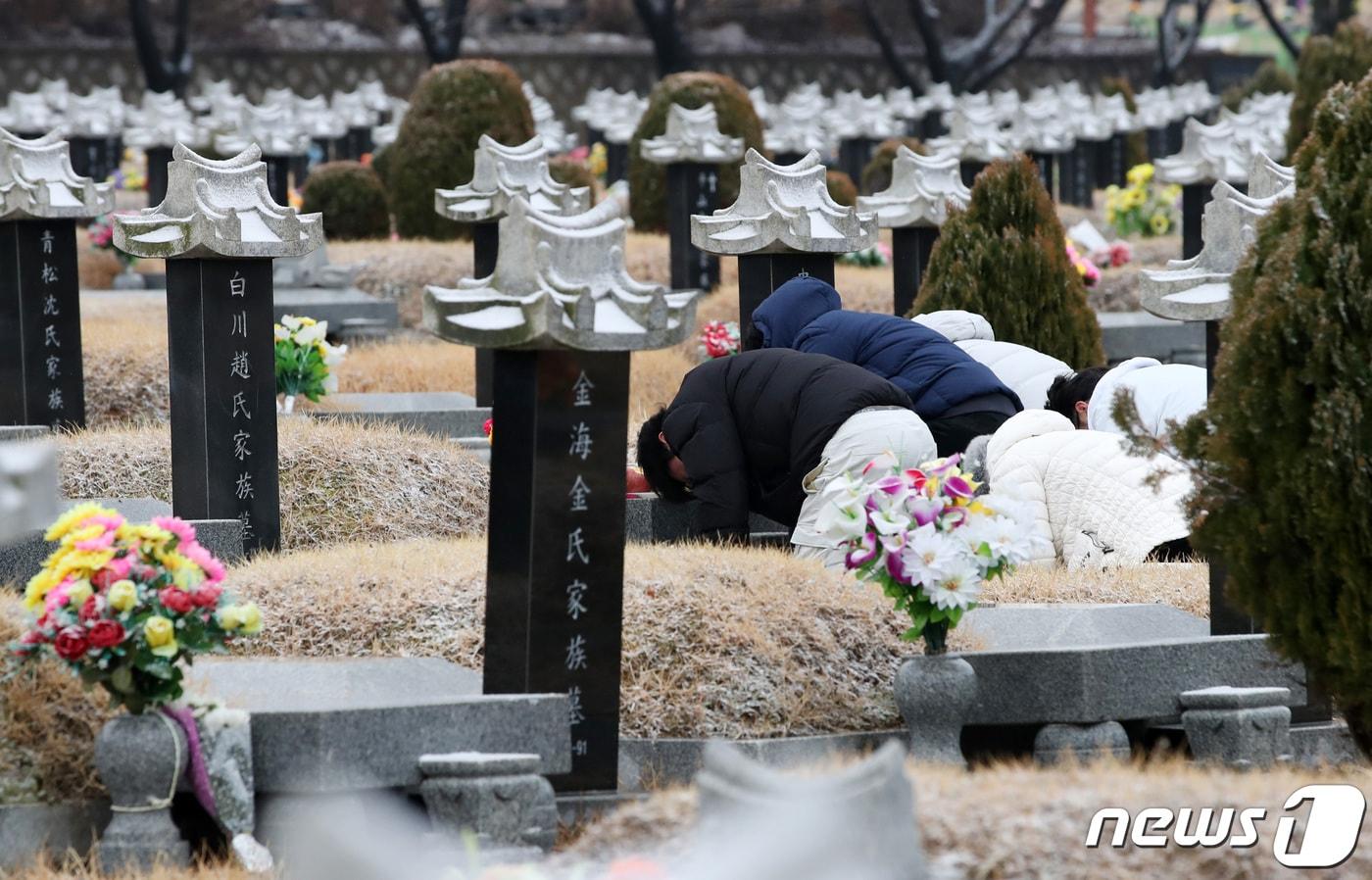 본문 이미지 - 설 연휴를 일주일 앞둔 15일 오전 인천 부평구 인천가족공원을 찾은 시민들이 성묘하고 있다. 2023.1.15/뉴스1 ⓒ News1 구윤성 기자