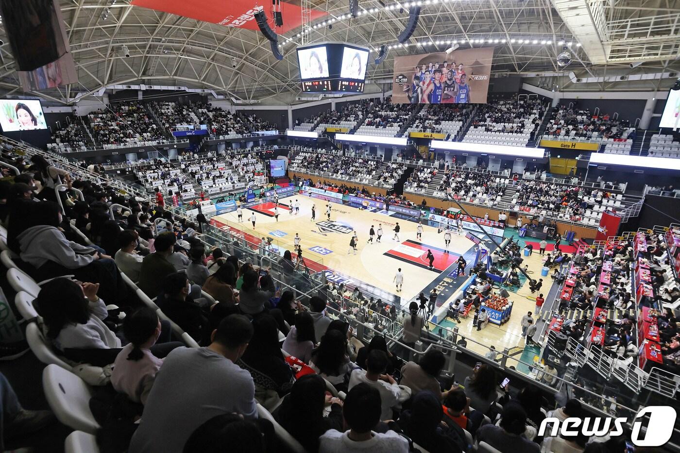 본문 이미지 - 15일 경기도 수원 KT 소닉붐 아레나에서 2022-2023 SKT 에이닷 프로농구 올스타전이 열리고 있다. 수원에서 올스타전이 개최되는 것은 이번이 처음이다. 2023.1.15/뉴스1 ⓒ News1 조태형 기자
