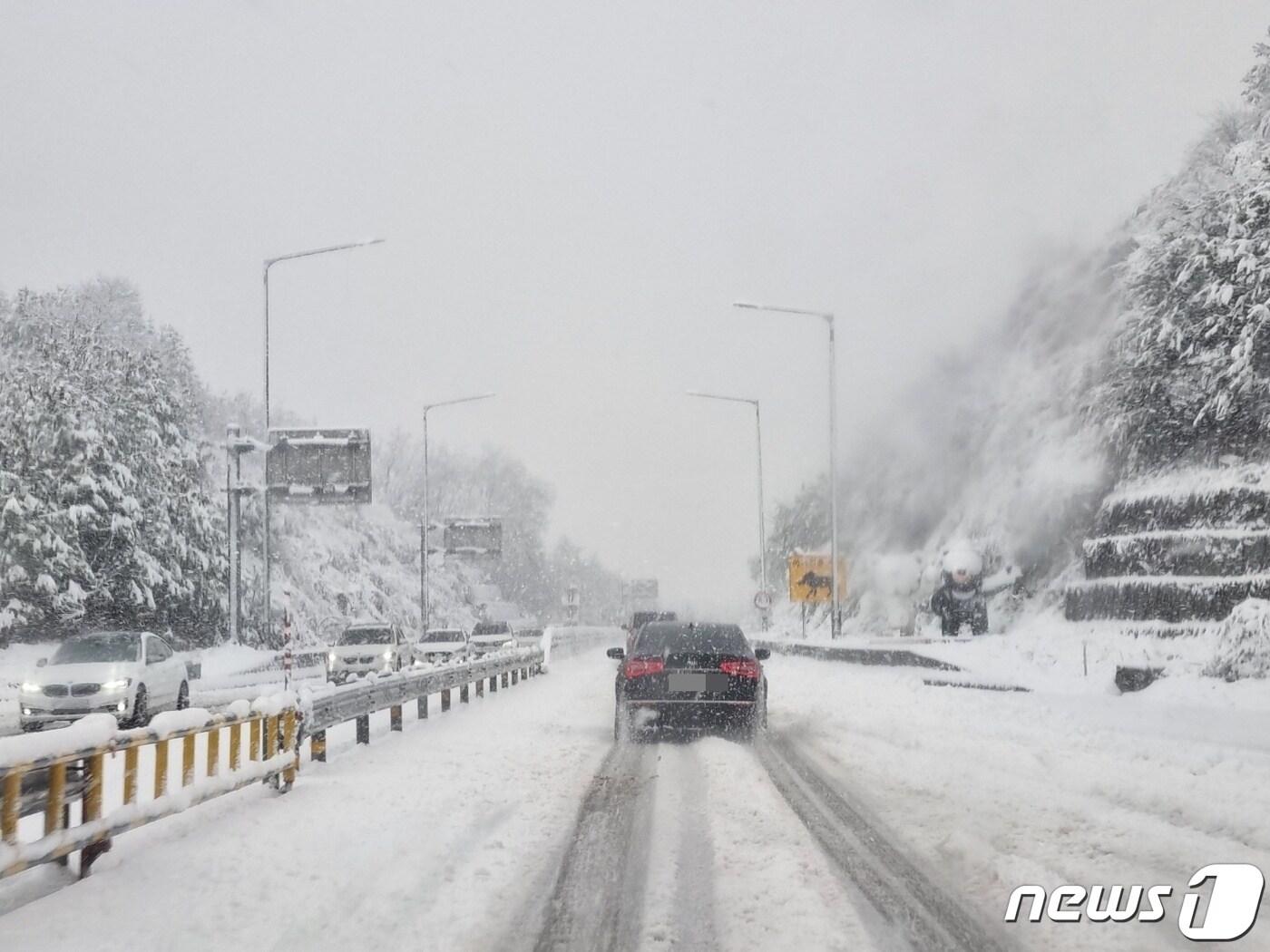 본문 이미지 - 강원 동해안에 대설특보가 내려진 15일 강릉시 사천면 석교리 영동고속도로 강릉분기점 도로 일대에 눈이 쌓이고 있다.2023.1.15/뉴스1 윤왕근 기자