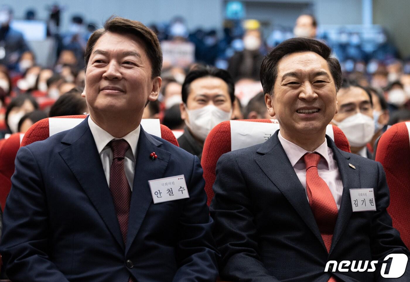 본문 이미지 - 국민의힘 당권주자인 안철수, 김기현 의원이 15일 오후 서울 양천구 해누리타운에서 열린 양천갑 당원대회에 참석해 있다. 2023.1.15/뉴스1 ⓒ News1 이재명 기자