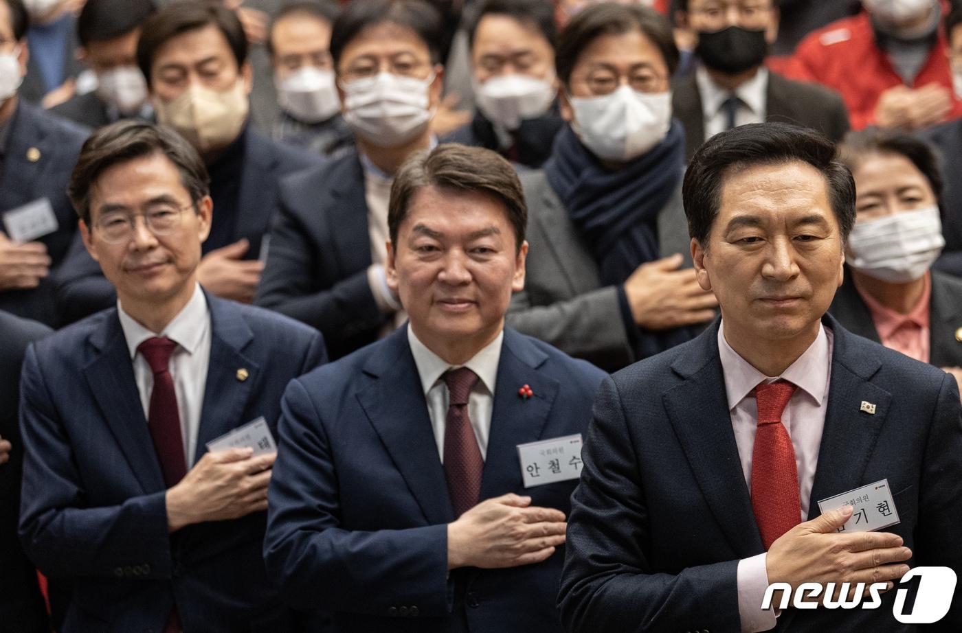 국민의힘 당권주자인 조경태(왼쪽부터), 안철수, 김기현 의원이 15일 오후 서울 양천구 해누리타운에서 열린 양천갑 당원대회에서 국민의례를 하고 있다. 2023.1.15/뉴스1 ⓒ News1 이재명 기자