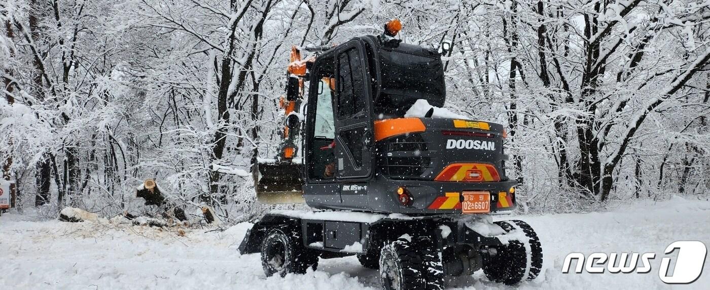 본문 이미지 - 15일 오후 3시16분쯤 경북 봉화군 소천면의 한 도량에서 법회객 등 70여명이 눈이 쌓여 고립되자 소천면사무소는 제설차량을 투입해 구조작업을 마쳤다. ⓒ News1 DB