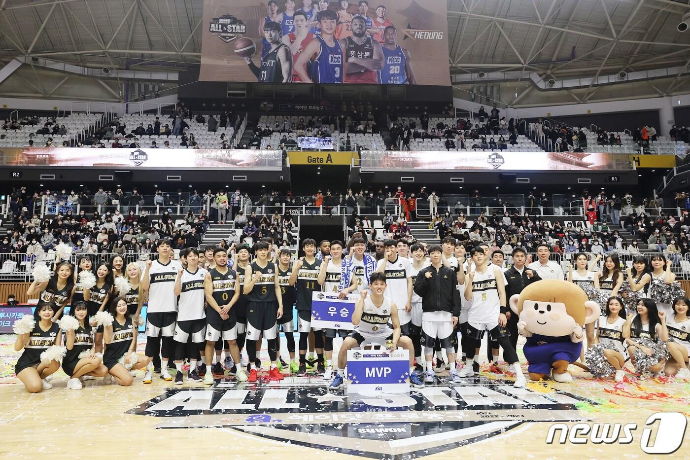 본문 이미지 - 15일 경기도 수원 KT 소닉붐 아레나에서 열린 2022-2023 SKT 에이닷 프로농구 올스타전, 양팀 선수들이 기념 촬영을 하고 있다. 2023.1.15/뉴스1 ⓒ News1 조태형 기자