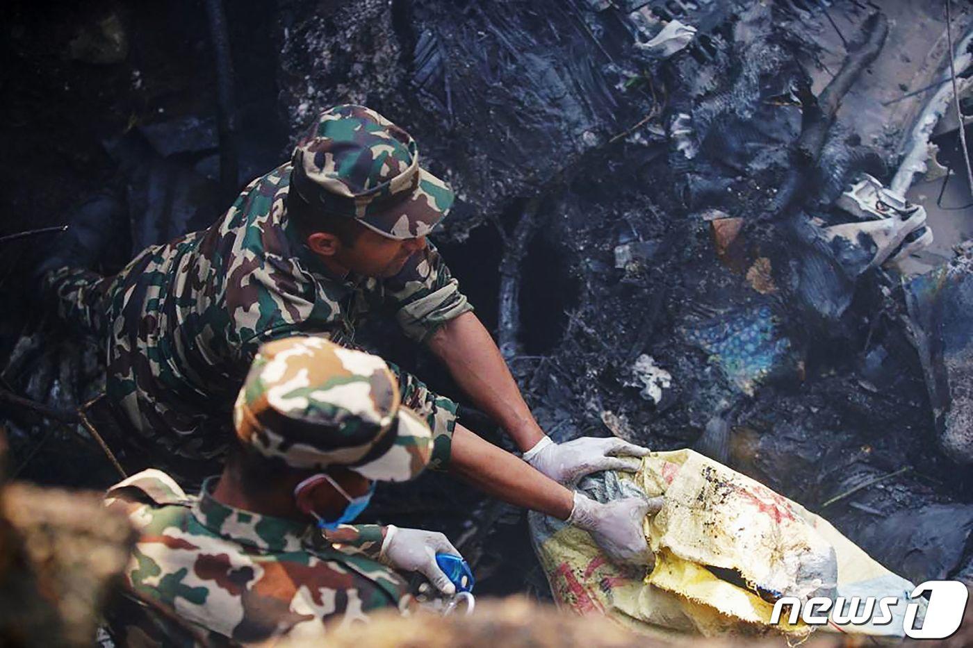 본문 이미지 - 15일 네팔 포카라의 항공기 추락 사고 현장에서 구조작업이 펼쳐지고 있다. 주네팔 한국 대사관 측은 해당 항공기에 한국 국적자 2명이 탑승한 것으로 보인다고 밝혔다. ⓒ AFP=뉴스1