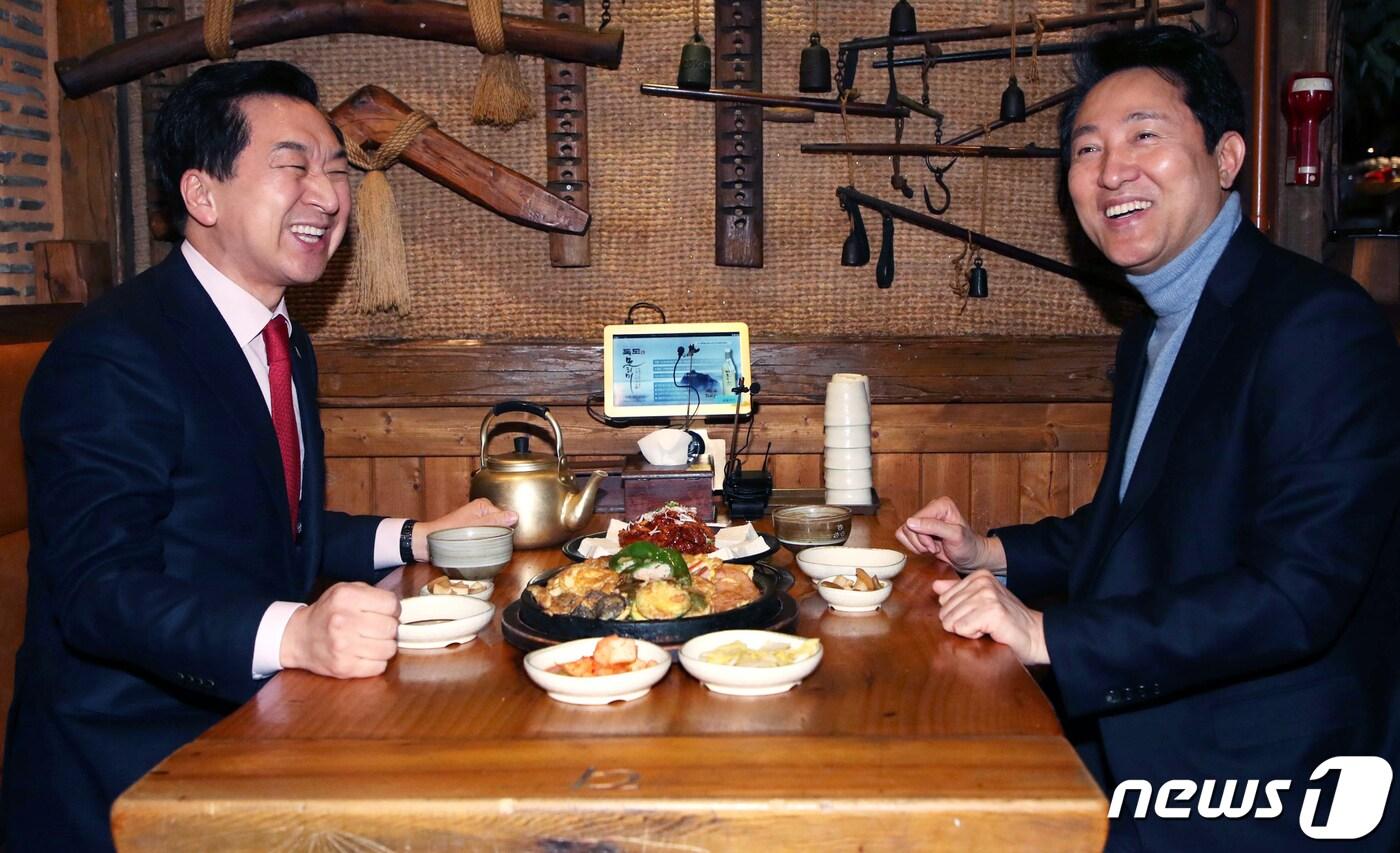 본문 이미지 - 국민의힘 당권주자인 김기현 의원과 오세훈 서울시장이 15일 서울 중구의 한 식당에서 만찬회동을 하고 있다. (공동취재) 2023.1.15/뉴스1 ⓒ News1 송원영 기자