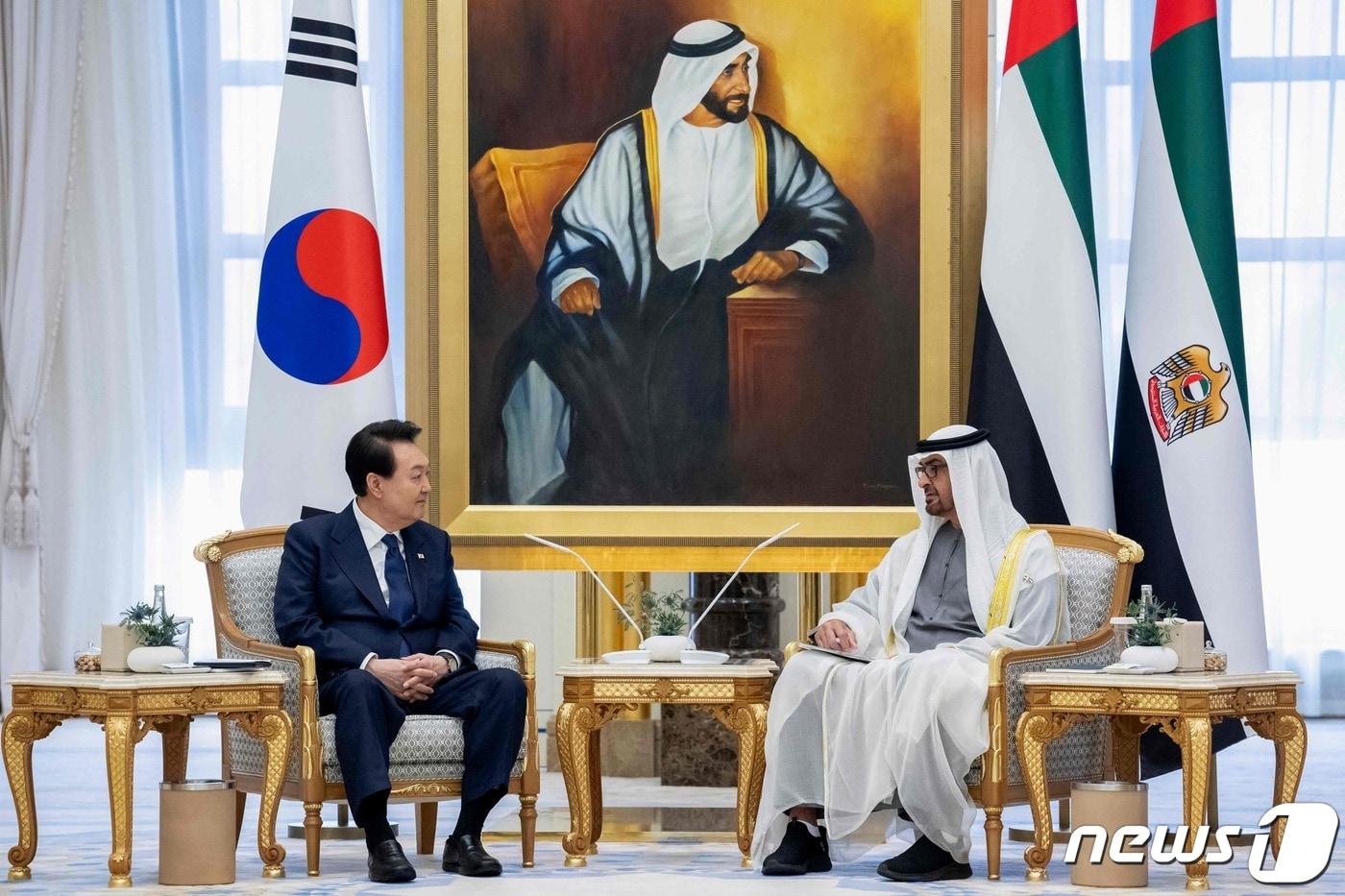 본문 이미지 - 윤석열 대통령과 모하메드 빈 자이드 알 나하얀 아랍에미리트(UAE) 대통령이 15일 오전(현지시간) 아부다비 카사르 알 와탄에서 확대회담을 하고 있다. ⓒ AFP=뉴스1 ⓒ News1 안은나 기자