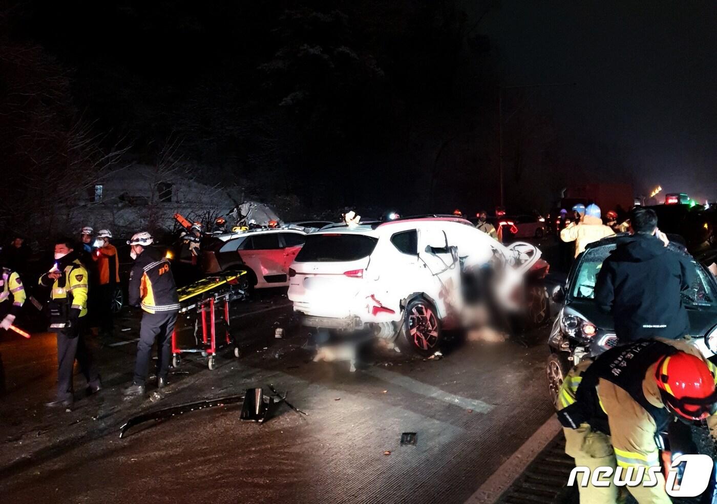 본문 이미지 - 경기 구리포천고속도로에서 ‘도로위 살얼음’ 현상으로 차량 수십대가 연쇄 추돌하는 사고가 났다.(경기도북부소방재난본부 제공) 2023.1.15/뉴스1