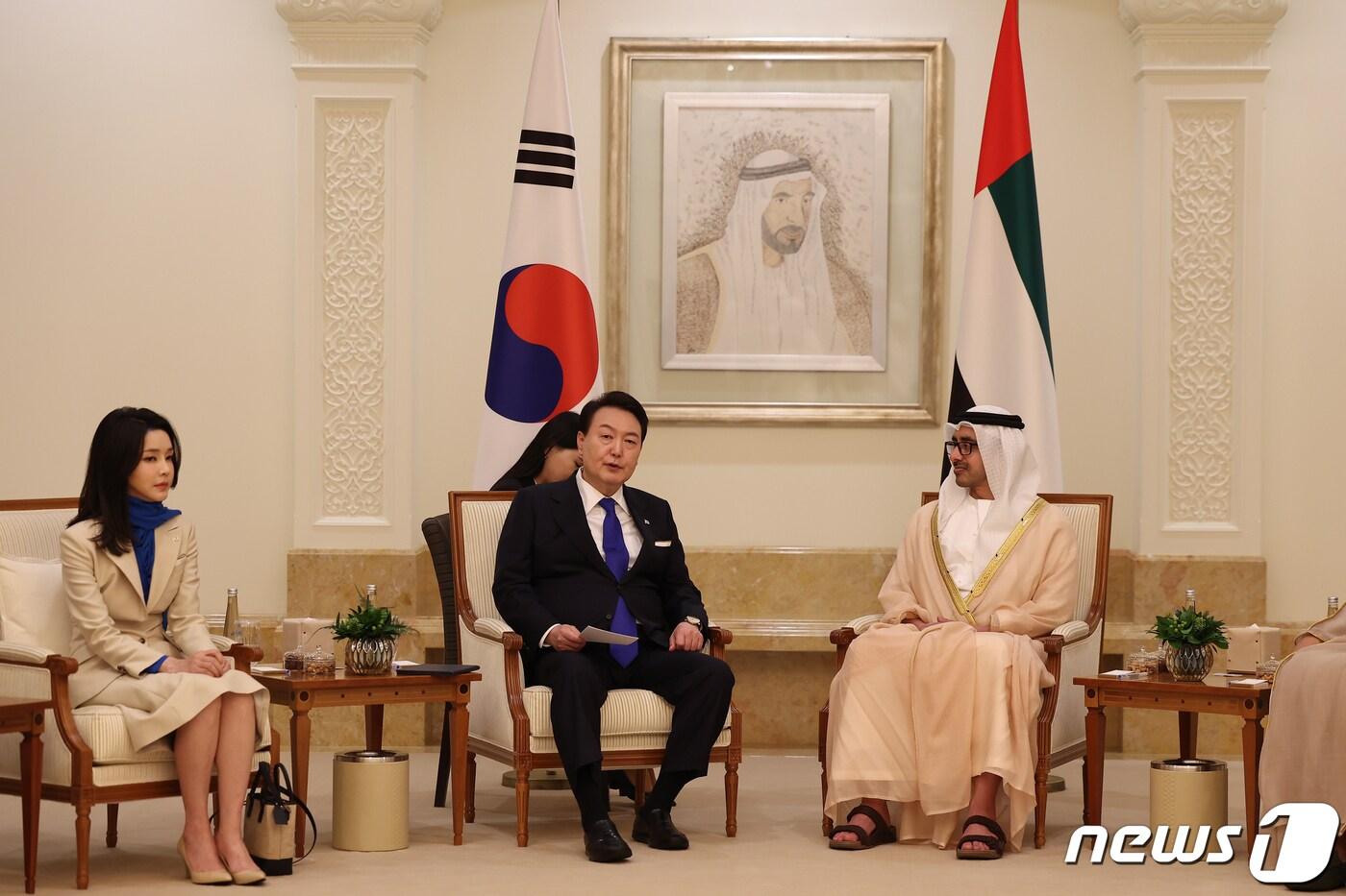 본문 이미지 - 윤석열 대통령이 14일 오후(현지시간) 김건희 여사와 아랍에미리트(UAE) 아부다비 왕실공항에 도착해 압둘라 알 나흐얀 외교장관과 환담을 나누고 있다. (대통령실 제공) 2023.1.15/뉴스1 ⓒ News1 안은나 기자