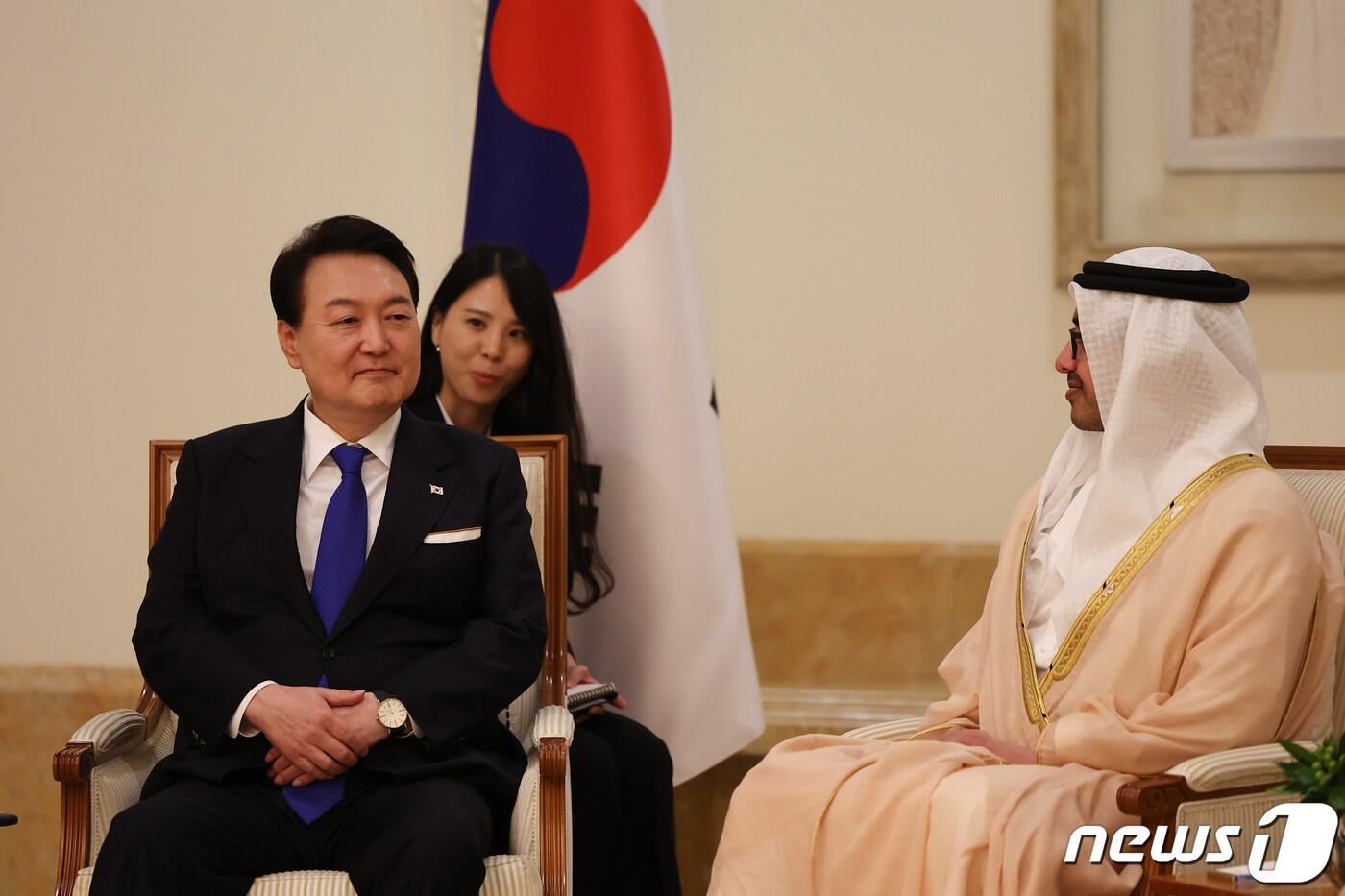 본문 이미지 - 윤석열 대통령이 14일 오후(현지시간) 김건희 여사와 아랍에미리트(UAE) 아부다비 왕실공항에 도착해 모하메드 빈 자이드 알 나하얀 UAE 대통령의 친동생인 압둘라 알 나흐얀 외교장관과 환담을 나누고 있다. (대통령실 제공) 2023.1.15/뉴스1 ⓒ News1 안은나 기자