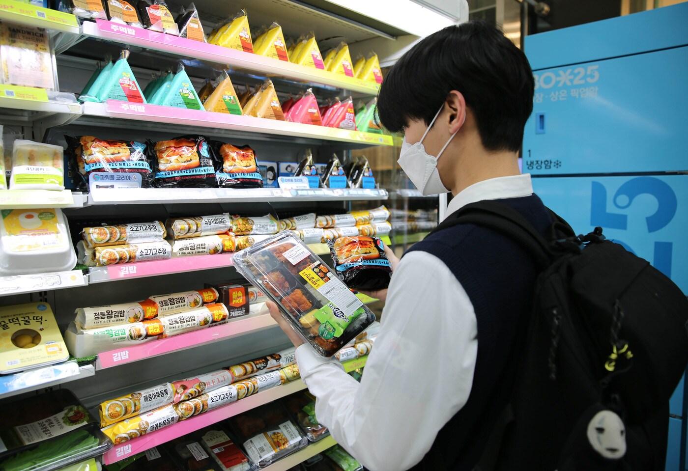 아동급식카드를 이용하는 학생이 GS25의 도시락을 살펴보고 있는 모습(GS25 제공).