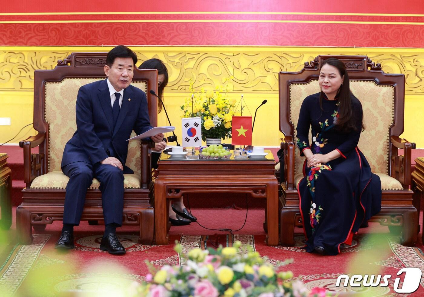 김진표 국회의장이 15일 베트남 닝빙성 당사에서 응우옌 티 투 하 닝빙성 당서기와 면담을 갖고 있다. (국회의장실 제공)