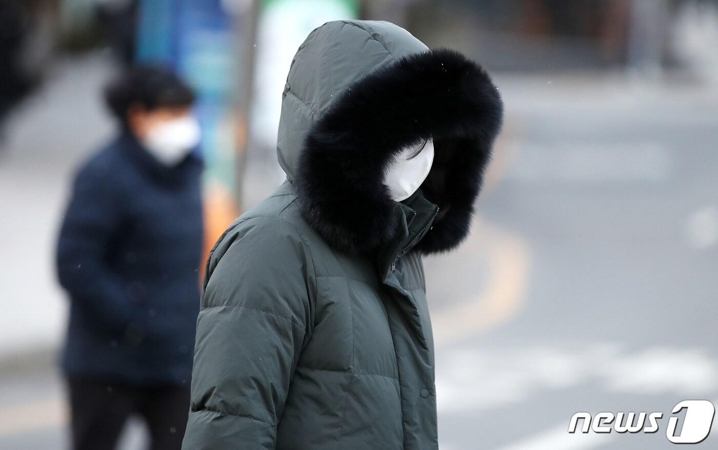 본문 이미지 - 광화문네거리에서 패딩으로 꽁꽁 싸맨 시민이 발걸음을 옮기고 있다. /뉴스1 ⓒ News1 박지혜 기자