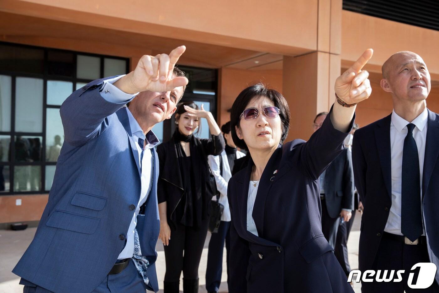 한화진 환경부장관이 15일(현지시간) 오후 아랍에미리트 정부가 아부다비에 친환경으로 설계해 건설중인 ‘마스다르(Masdar) 시티’를 방문, 해스테판 세브란스 마스다르 건설단장으로부터 설명을 듣고 있다. (환경부 제공) 2023.1.16/뉴스1