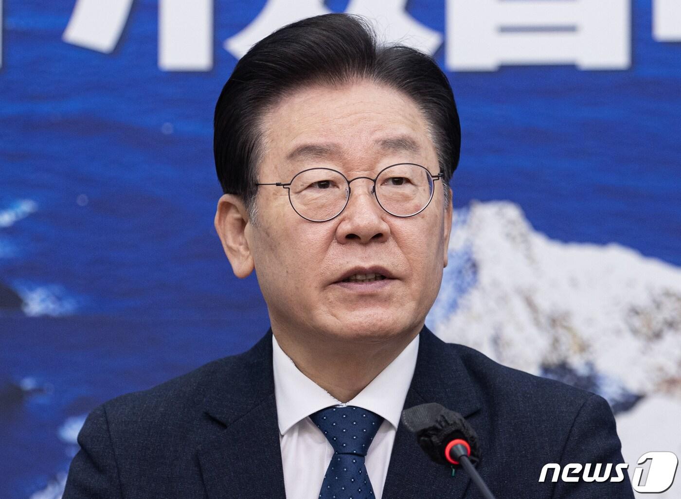 본문 이미지 - 이재명 더불어민주당 대표가 16일 오전 서울 여의도 국회에서 열린 최고위원회의에서 발언을 하고 있다. 2023.1.16/뉴스1 ⓒ News1 이재명 기자
