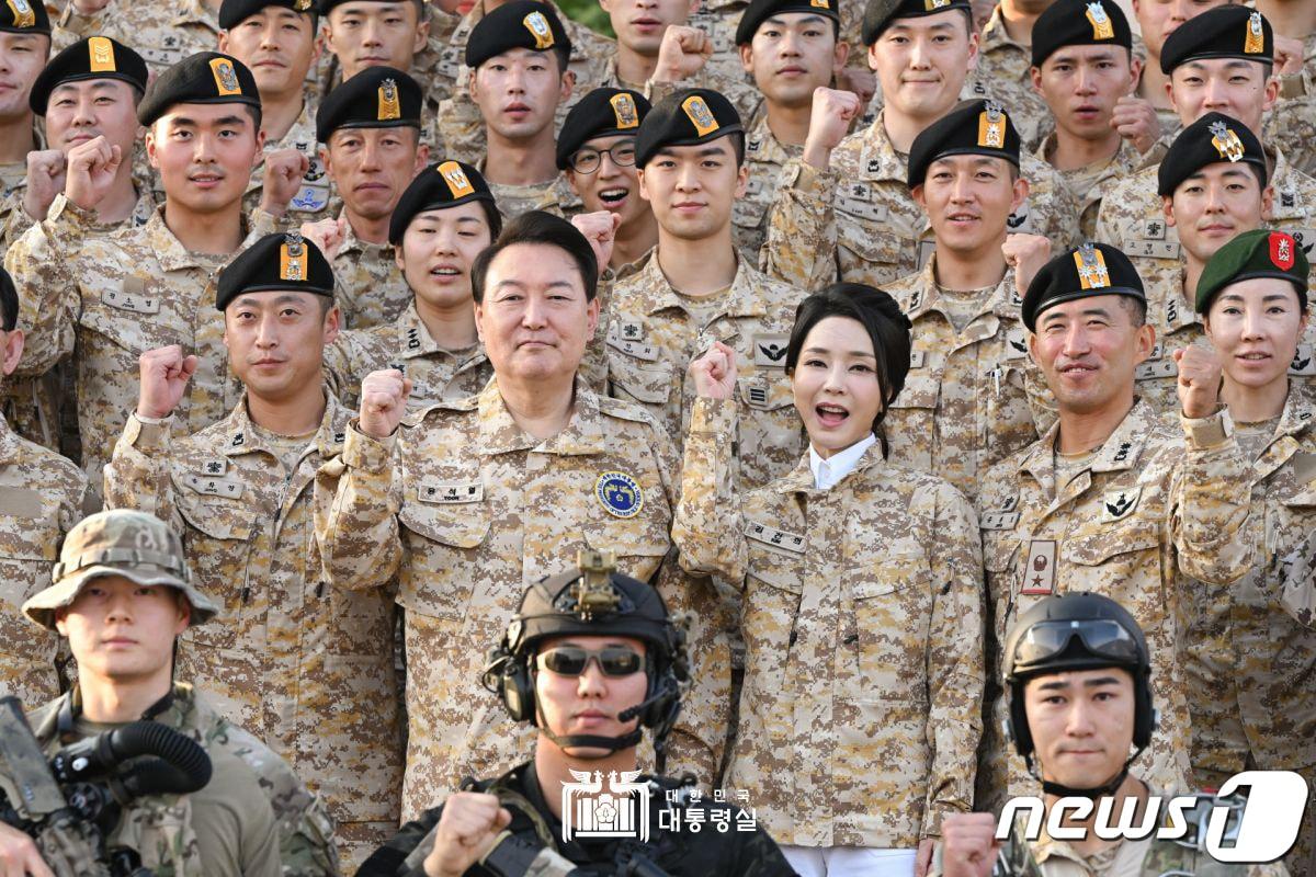 본문 이미지 - 윤석열 대통령과 김건희 여사가 15일 오후(현지시간) 아랍에미리트(UAE) 아크부대를 찾아 장병들과 기념 촬영하고 있다. (대통령실 홈페이지) 2023.1.16/뉴스1 ⓒ News1 안은나 기자