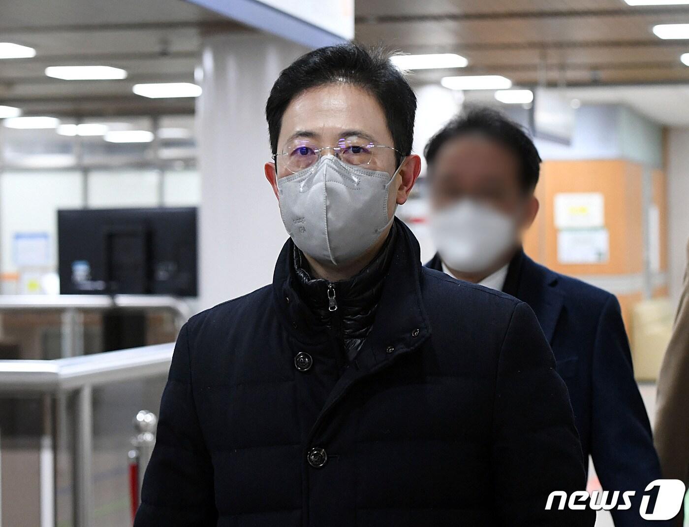 본문 이미지 - ‘고발사주’ 의혹으로 기소된 손준성 서울고검 송무부장이 16일 오전 서울 서초구 중앙지법에서 열린 속행공판에 출석하고 있다. &#40;공동취재&#41; 2023.1.16/뉴스1 ⓒ News1 민경석 기자