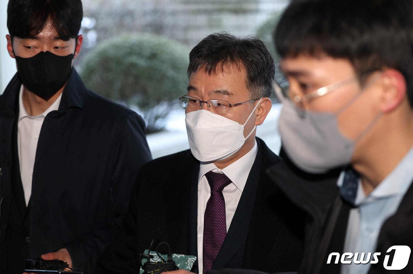 본문 이미지 - 화천대유자산관리 대주주 김만배 씨가 16일 서울 서초구 서울중앙지법에서 열린 대장동 개발 사업 로비·특혜 의혹 관련 공판에 출석하고 있다. (공동취재) 2023.1.16/뉴스1 ⓒ News1 민경석 기자