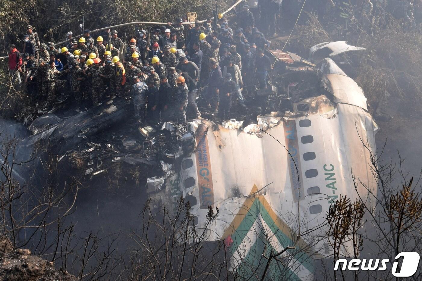 본문 이미지 - 15일(현지시간) 네팔 서부 포카라에서 발생한 비행기 추락 사고 현장에서 구조대가 시신을 수습하고 있다. 이 비행기에는 한국인 2명을 포함해 총 72명의 승객이 타고 있었으며 68명이 숨졌다. ⓒ 로이터=뉴스1 ⓒ News1 권진영 기자