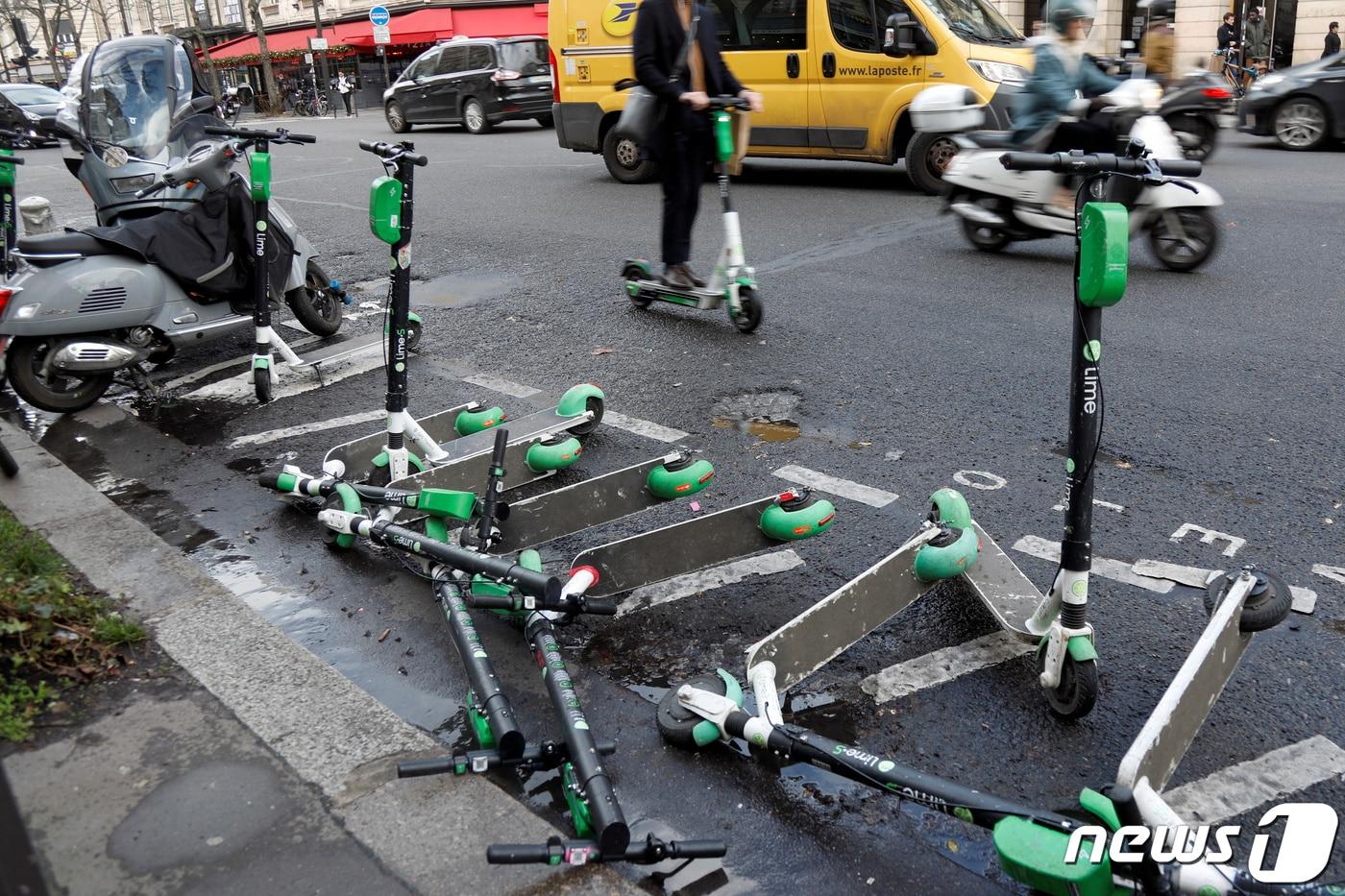 프랑스 파리 한 거리에 전동킥보드 몇 대가 쓰러져 있다. 2019.12.20 ⓒ 로이터=뉴스1 ⓒ News1 정윤미 기자