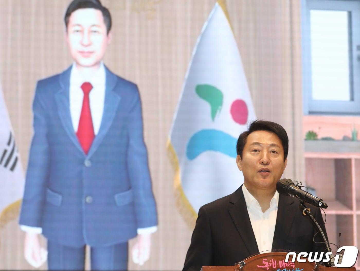 본문 이미지 - 오세훈 서울시장이 1월 16일 오전 서울 중구 서울시청에서 열린 메타버스 서울 오픈 기자설명회에서 질의에 답변하고 있다. 세계 도시 최초로 공공 메타버스 플랫폼을 구축한 서울시는 이날부터 메타버스 서울 앱을 통해 경제, 교육, 행정 등 분야별 서비스를 시작한다. 2023.1.16/뉴스1 ⓒ News1 김민지 기자