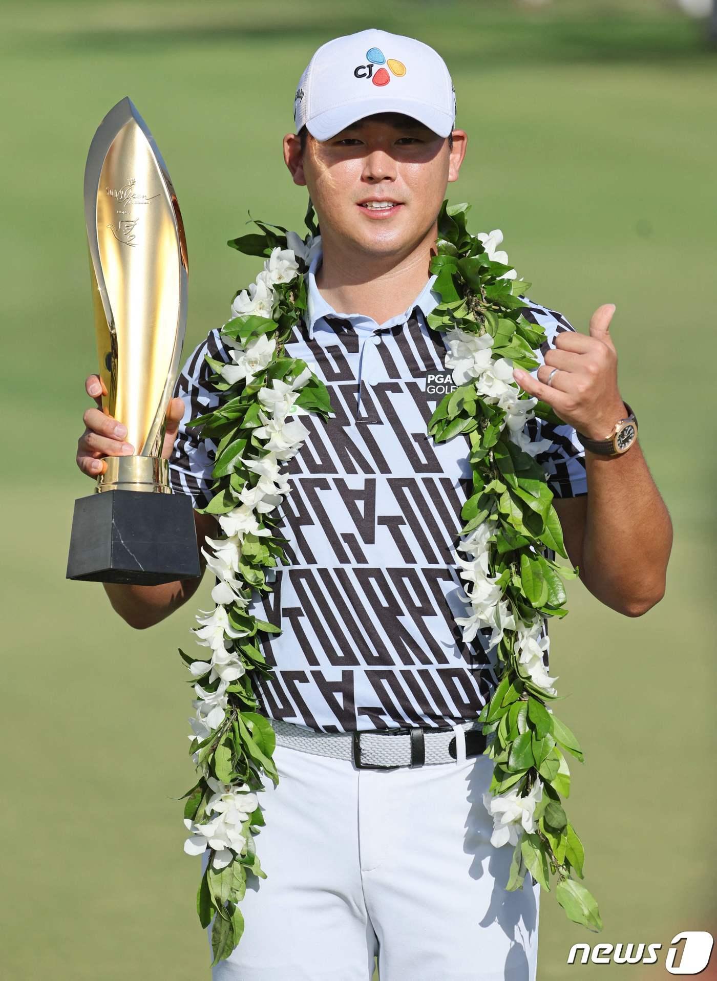 본문 이미지 - 김시우가 15일 (현지시간) 하와이주 호놀룰루의 와이알레이 컨트리클럽에서 열린 PGA 투어 소니오픈서 통산 4번째 우승 트로피를 들고 엄지 척을 하고 있다. ⓒ AFP=뉴스1 ⓒ News1 우동명 기자