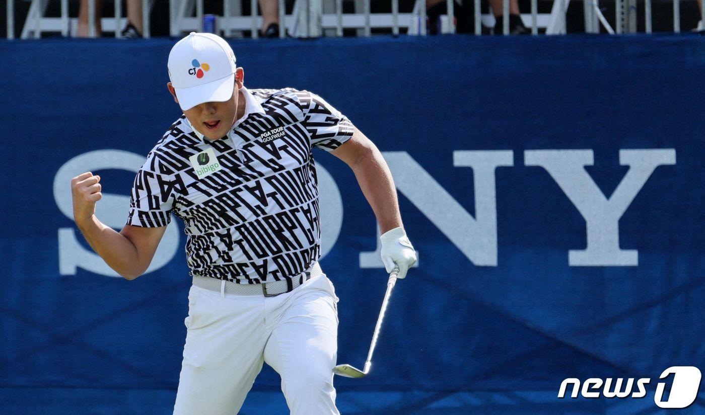 김시우가 15일 (현지시간) 하와이주 호놀룰루의 와이알레이 컨트리클럽에서 열린 PGA 투어 소니오픈서 짜릿한 역전 우승을 한 뒤 기뻐하고 있다. ⓒ AFP=뉴스1 ⓒ News1 우동명 기자