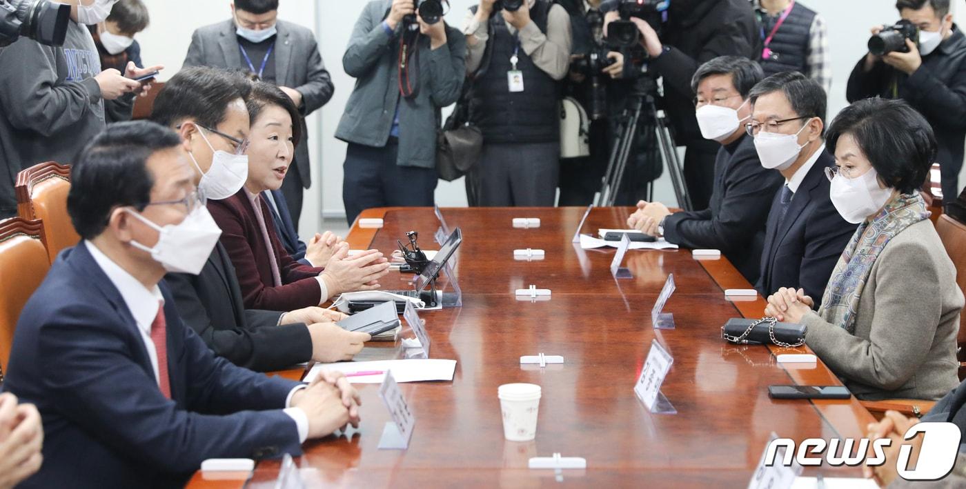 16일 서울 여의도 국회 의원회관에서 열린 초당적 정치개혁 모임 간담회에서 여야 의원들이 대화하고 있다. 2023.1.16/뉴스1 ⓒ News1 허경 기ㅁ자