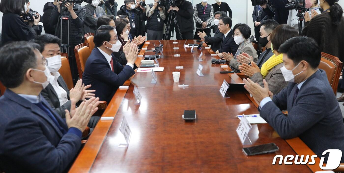 본문 이미지 - 16일 서울 여의도 국회 의원회관에서 열린 초당적 정치개혁 모임 간담회에서 여야 의원들이 박수 치고 있다. 2023.1.16/뉴스1 ⓒ News1 허경 기자