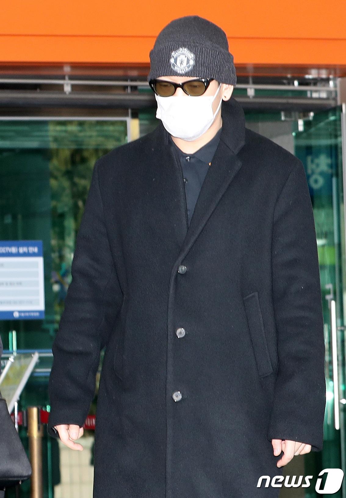 본문 이미지 - 래퍼 뱃사공(김진우·36)이 16일 오전 서울 서부지방법원에서 열린 첫 번째 재판을 마친 뒤 법원을 나서고 있다. 뱃사공은 래퍼 던밀스의 아내 A씨의 신체 일부를 몰래 카메라로 촬영하고 이를 단체 채팅방에 유포한 혐의를 받고 있다. 2023.1.16/뉴스1 ⓒ News1 권현진 기자