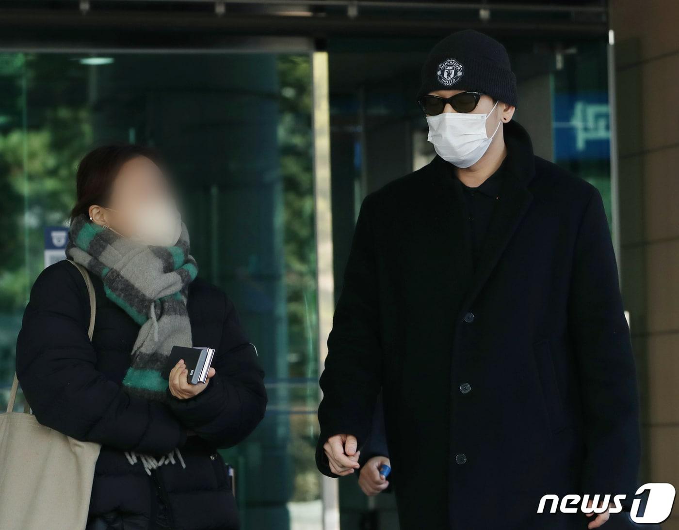 본문 이미지 - 래퍼 뱃사공(김진우·36)이 16일 오전 서울 서부지방법원에서 열린 첫 번째 재판을 마친 뒤 법원을 나서고 있다. 뱃사공은 래퍼 던밀스의 아내 A씨의 신체 일부를 몰래 카메라로 촬영하고 이를 단체 채팅방에 유포한 혐의를 받고 있다. 2023.1.16/뉴스1 ⓒ News1 권현진 기자