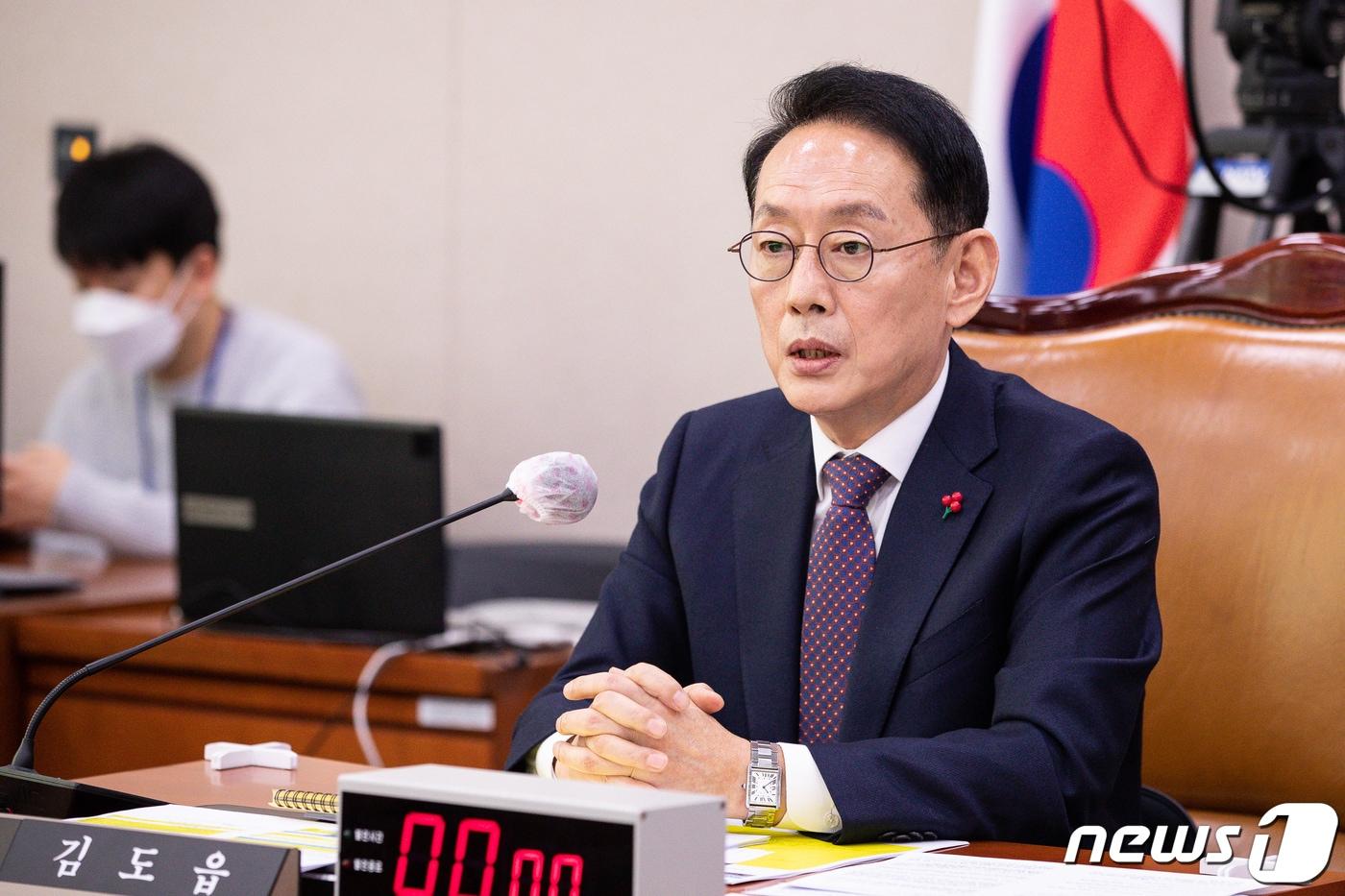 본문 이미지 - 김도읍 국회 법제사법위원장이 지난 1월16일 서울 여의도 국회에서 열린 제402회 국회(임시회) 법제사법위원회 제1차 전체회의를 주재하고 있다. 2023.1.16/뉴스1 ⓒ News1 유승관 기자
