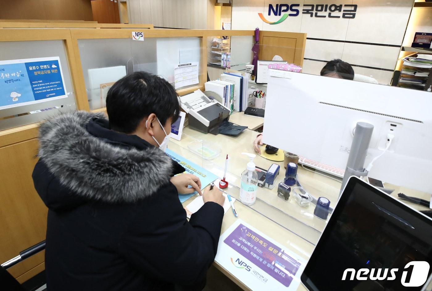 시민이 민원실에서 상담을 받는 모습. ⓒ News1 