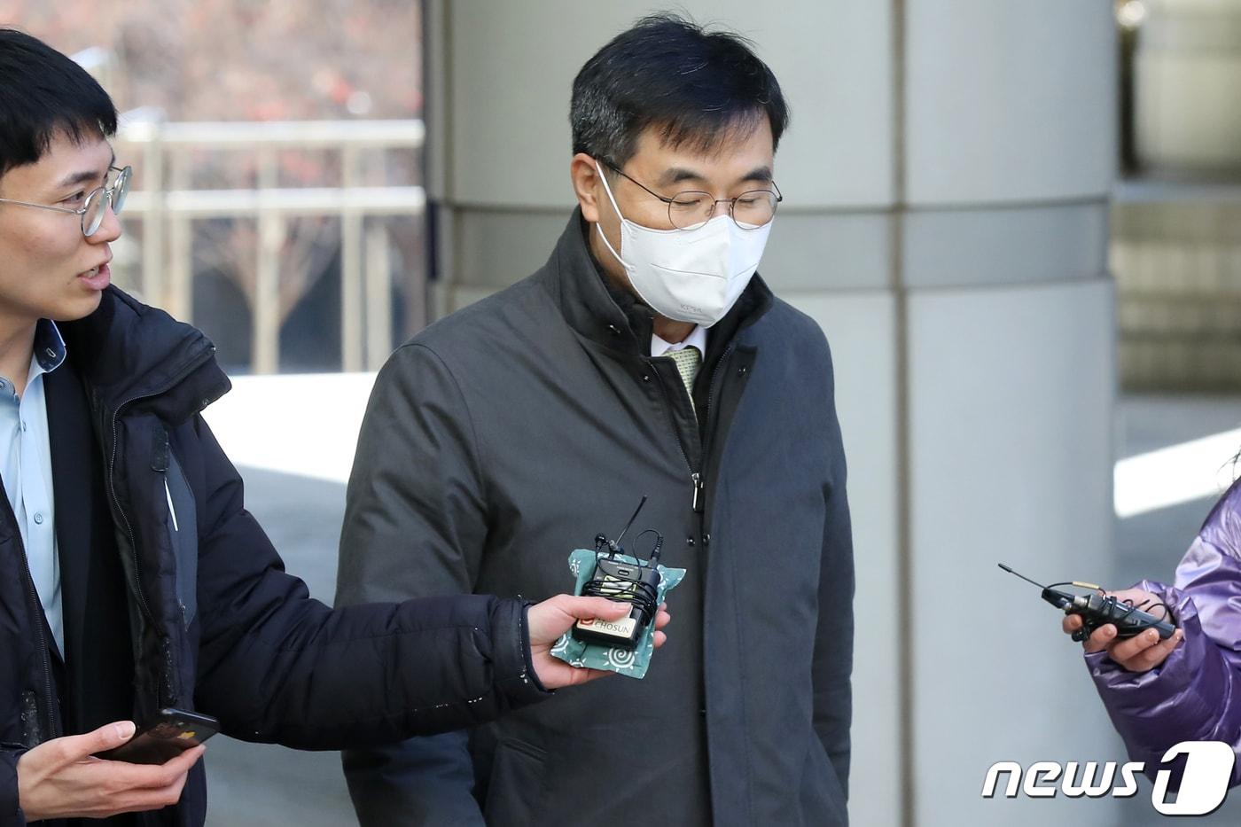 본문 이미지 - 고(故) 이예람 중사 사망 사건을 수사한 군 검사에게 부당한 위력을 행사한 혐의로 기소된 전익수 전 공군 법무실장이 16일 오후 서울 서초구 서울중앙지방법원에서 열린 1회 공판에 출석하고 있다. 2023.1.16/뉴스1 ⓒ News1 민경석 기자