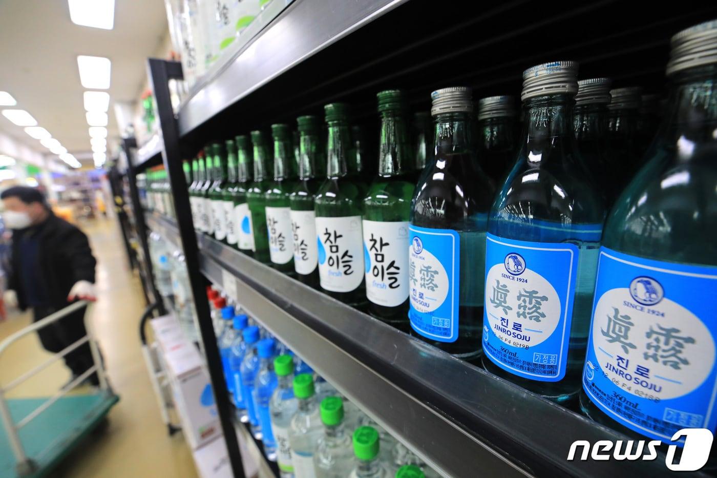 서울의 한 대형마트에 진열된 소주. (뉴스1DB) ⓒ News1 구윤성 기자