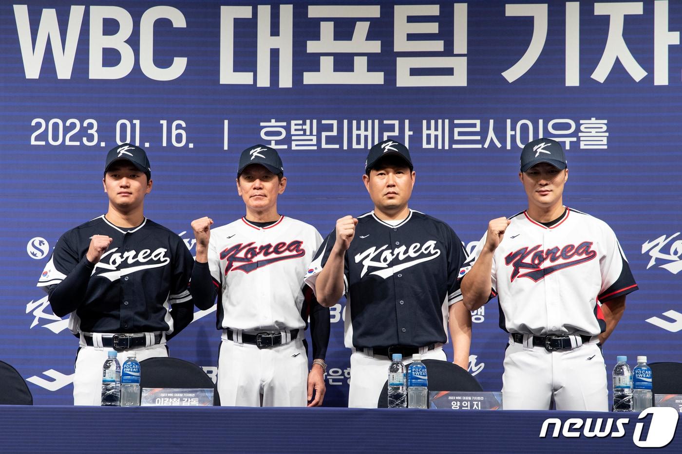 고우석(왼쪽부터), 이강철 감독, 양의지, 김하성이 16일 오후 서울 강남구 리베라 호텔에서 열린 '2023 WBC(월드 베이스볼 클래식) 대표팀 기자회견'에 참석해 포즈를 취하고 있다. 2023.1.16/뉴스1 ⓒ News1 이승배 기자