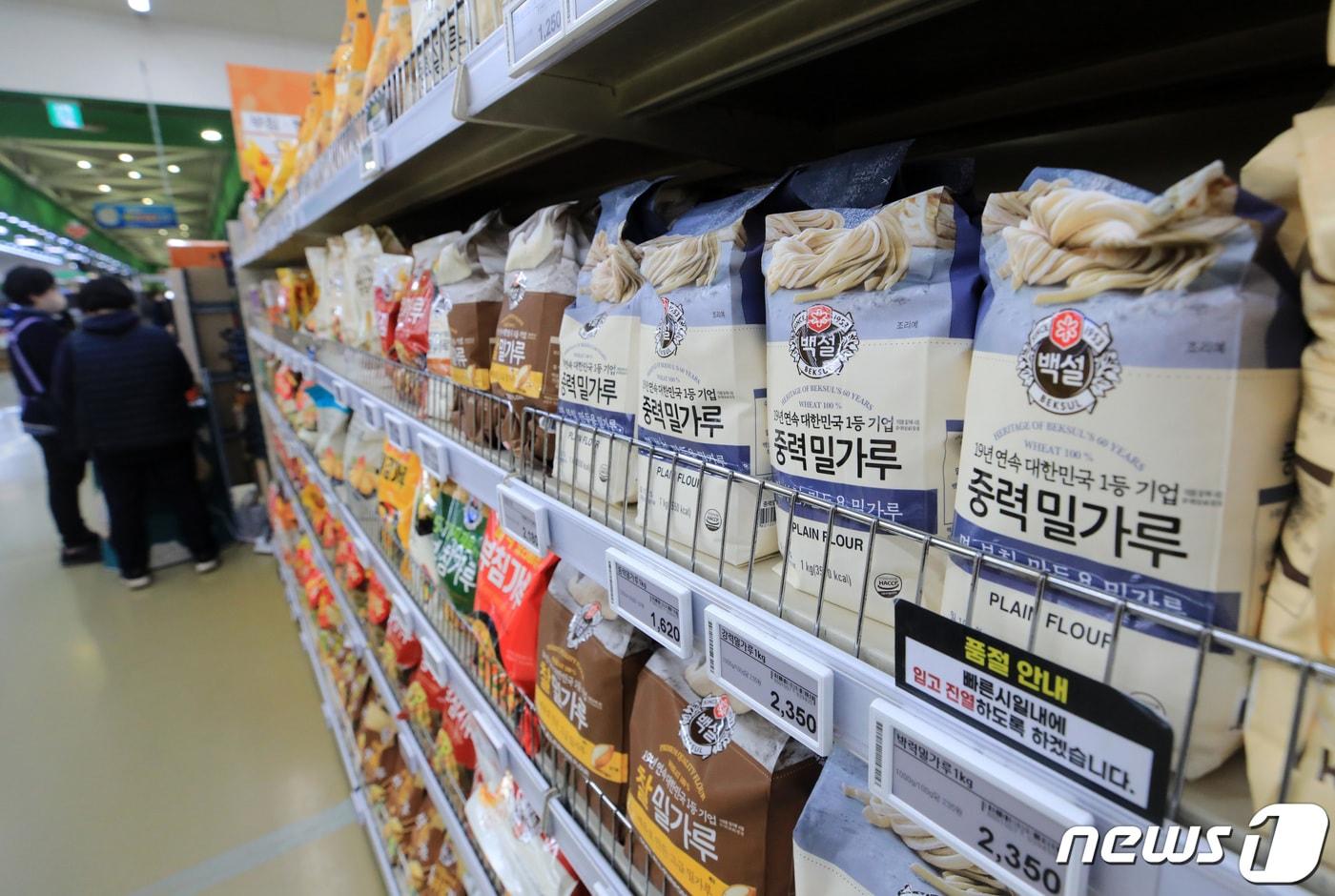 서울의 한 대형마트에 진열된 밀가루. 2023.1.16/뉴스1 ⓒ News1 구윤성 기자
