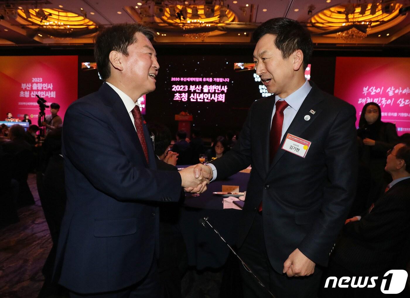 본문 이미지 - 국민의힘 당권주자인 김기현 의원과 안철수 의원이 16일 서울 중구 롯데호텔에서 열린 2023부산 출향인사 초청 신년인사회에 참석해 인사를 나누고 있다. 2023.1.16/뉴스1 ⓒ News1 박세연 기자