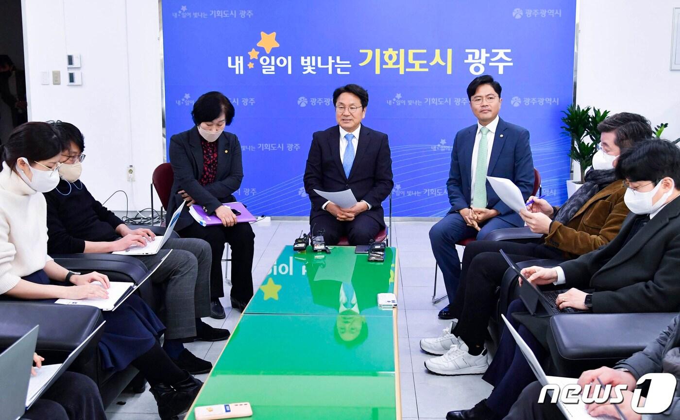 본문 이미지 - 강기정 광주시장이 16일 오후 시청 기자실에서 출입기자들에게 미국 CES 방문 주요성과를 설명하고 있다.(광주시 제공)2023.1.16/뉴스1 