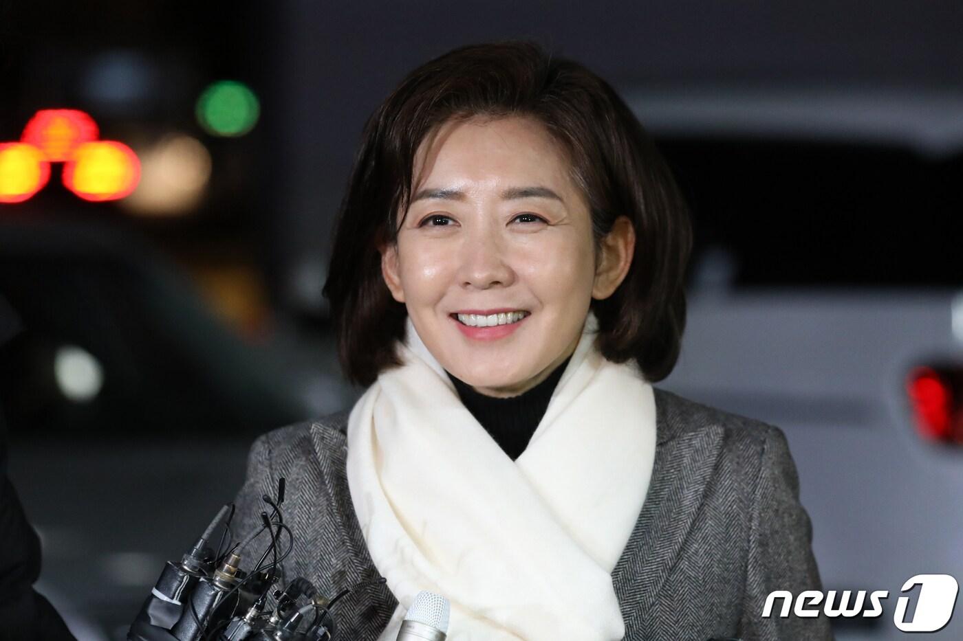 나경원 전 국민의힘 의원이 16일 오후 서울 중구의 한 음식점 앞에서 오세훈 서울시장과의 만찬회동을 앞두고 취재진의 질문에 답하고 있다. 2023.1.16/뉴스1 ⓒ News1 이승배 기자