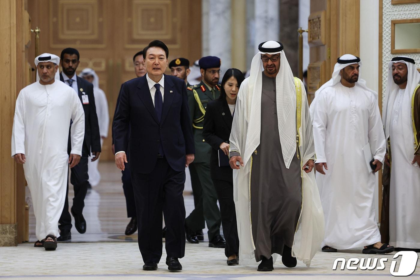 본문 이미지 - 윤석열 대통령과 모하메드 빈 자이드 알 나하얀 아랍에미리트(UAE) 대통령이 15일 오전(현지시간) 아랍에미리트(UAE) 아부다비 카사르 알 와탄에서 확대회담을 위해 이동하고 있다. (대통령실 제공) 2023.1.16/뉴스1 ⓒ News1 안은나 기자