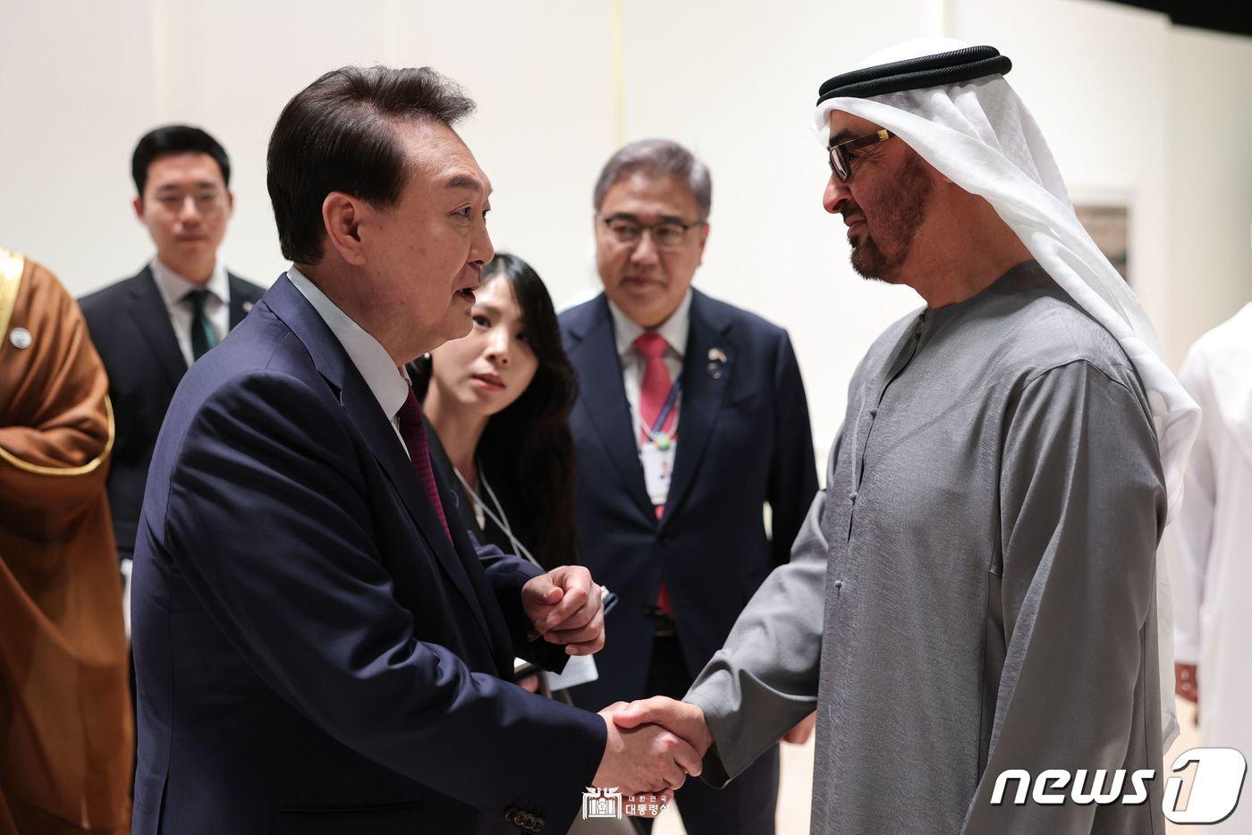 본문 이미지 - 윤석열 대통령이 16일 오전(현지시간) 아랍에미리트(UAE) 아부다비 국립전시장에서 열린 아부다비 지속가능성주간 개막식에 참석해 모하메드 빈 자이드 알 나하얀 UAE 대통령과 악수하고 있다. (대통령실 홈페이지) 2023.1.16/뉴스1 ⓒ News1 안은나 기자